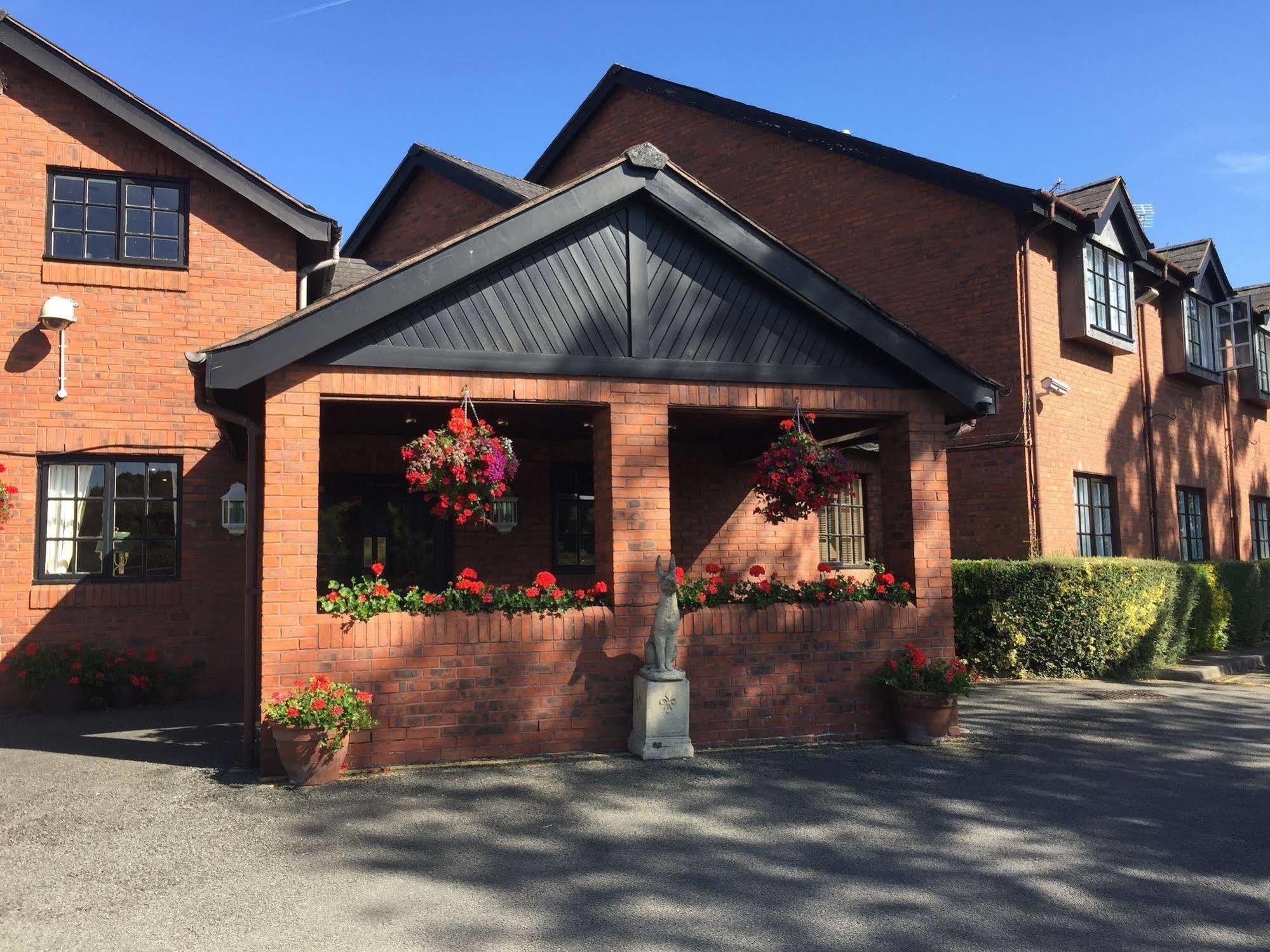 The Vicarage Hotel Holmes Chapel Exterior foto